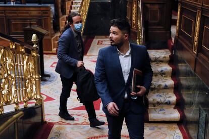 El portavoz de ERC, Gabriel Rufián (en primer término), y el vicepresidente del Gobierno Pablo Iglesias, en el Congreso a mediados de mayo.