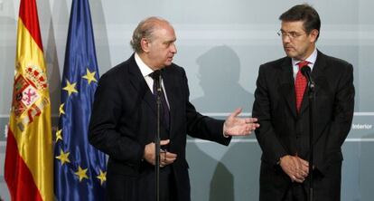 Los ministros Jorge Fernández Díaz y Rafael Catalá.