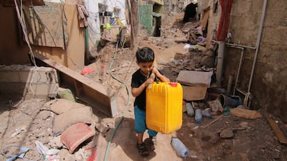 Un niño transporta agua en un bidón en la ciudad de Aden (Yemen).