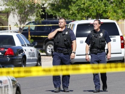 Dos polic&iacute;as frente al lugar del tiroteo, en Phoenix (Arizona).