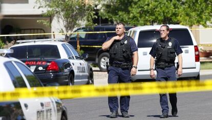 Dos polic&iacute;as frente al lugar del tiroteo, en Phoenix (Arizona).