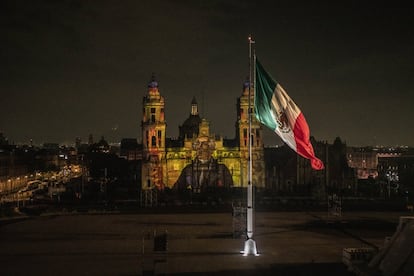 Sobre la fachada de la Catedral Metropolitana fue proyectado un video con la historia de la lucha de independencia. 