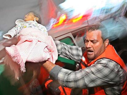 Un miembro de los servicios médicos palestinos lleva a un bebé al hospital en la ciudad de Gaza.