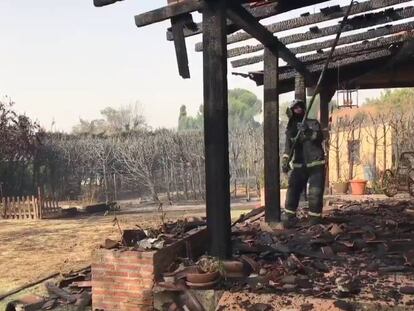 Un bombero interviene en uno de los chalés afectados.