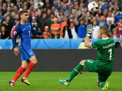 Francia, con la mejor versión de Pogba, arrolla en el primer tiempo a una Islandia que tiró de su encomiable orgullo hasta el final, para festejo de sus hinchas. Los locales se cruzarán en semifinales con Alemania
