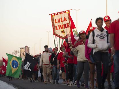 Simpatizantes de Lula marchan en apoyo a la candidatura del exmandatario Luiz Inácio Lula da Silva para las elecciones de octubre en Brasilia (Brasil)