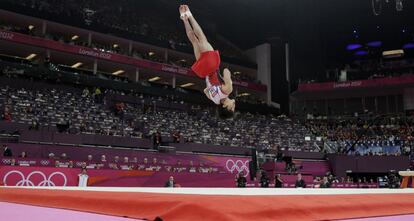 El gimnasta japonés Kohei Uchimura realiza una pirueta en el aire durante la final de suelo.