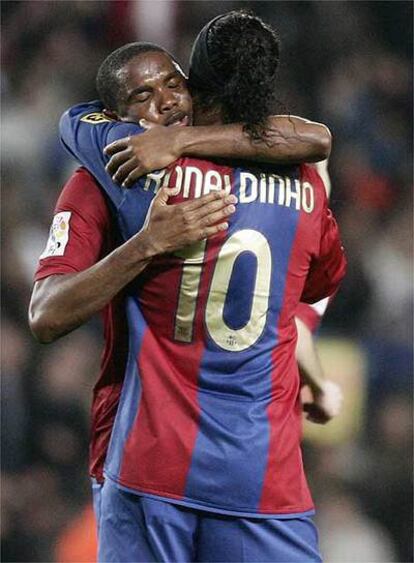 Ronaldinho felicita a Eto'o por su gol