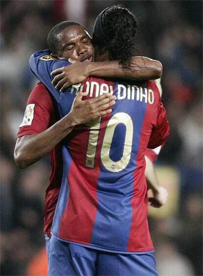 Ronaldinho felicita a Eto&#39;o por su gol