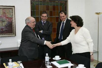 Juan Jiménez Aguilar saluda a Soledad Murillo en presencia de David Vegara (derecha).