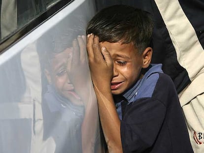 Un niño llora durante el funeral por las víctimas de un atentado del pasado jueves en Bagdad.