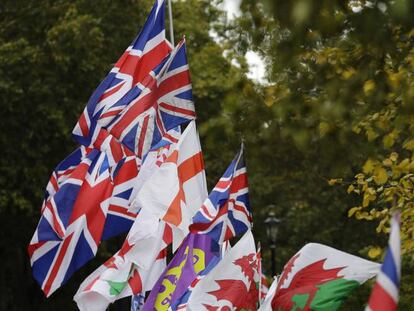 Banderas junto al Parlamento británico este viernes.