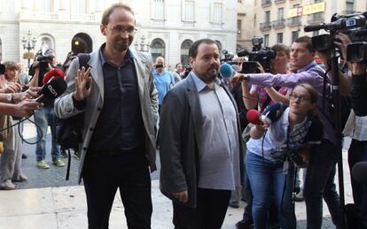 El líder de ICV, Joan Herrera, junto al dirigente de EUiA Joan Mena a su llegada a una reunión el día 3 al Palau de la Generalitat.