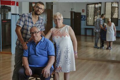 Vicente Arlandis Recuerda, de pie, autor de 'Sumario 3/94', con su padre y su madre en Valencia.