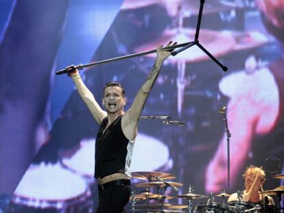 El cantante de la banda británica Depeche Mode, Dave Gahan, durante el concierto inaugural del BBK Live.