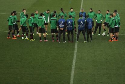 Los jugadores del Milán escuchan al entrenador Clarence Seedorf en una sesión de entrenamiento para el partido de vuelta de Liga de Campeones, contra el Atlético de Madrid.