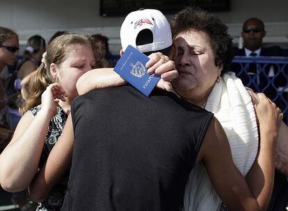 Una mujer procedente de Estados Unidos es recibida por sus familiares en el aeropuerto José Martí de La Habana.