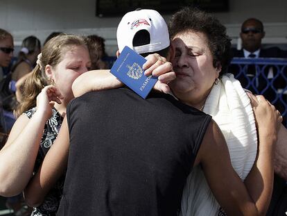 Una mujer procedente de Estados Unidos es recibida por sus familiares en el aeropuerto José Martí de La Habana.