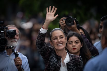 Claudia Sheinbaum llega a la presentación del libro de Beatriz Gutiérrez Müller, en la explanada del zócalo capitalino, en Ciudad de México. El 13 de agosto de 2024.