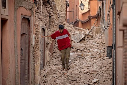 Un hombre pasa por una calle llena de escombros en la ciudad de Marraquech. 