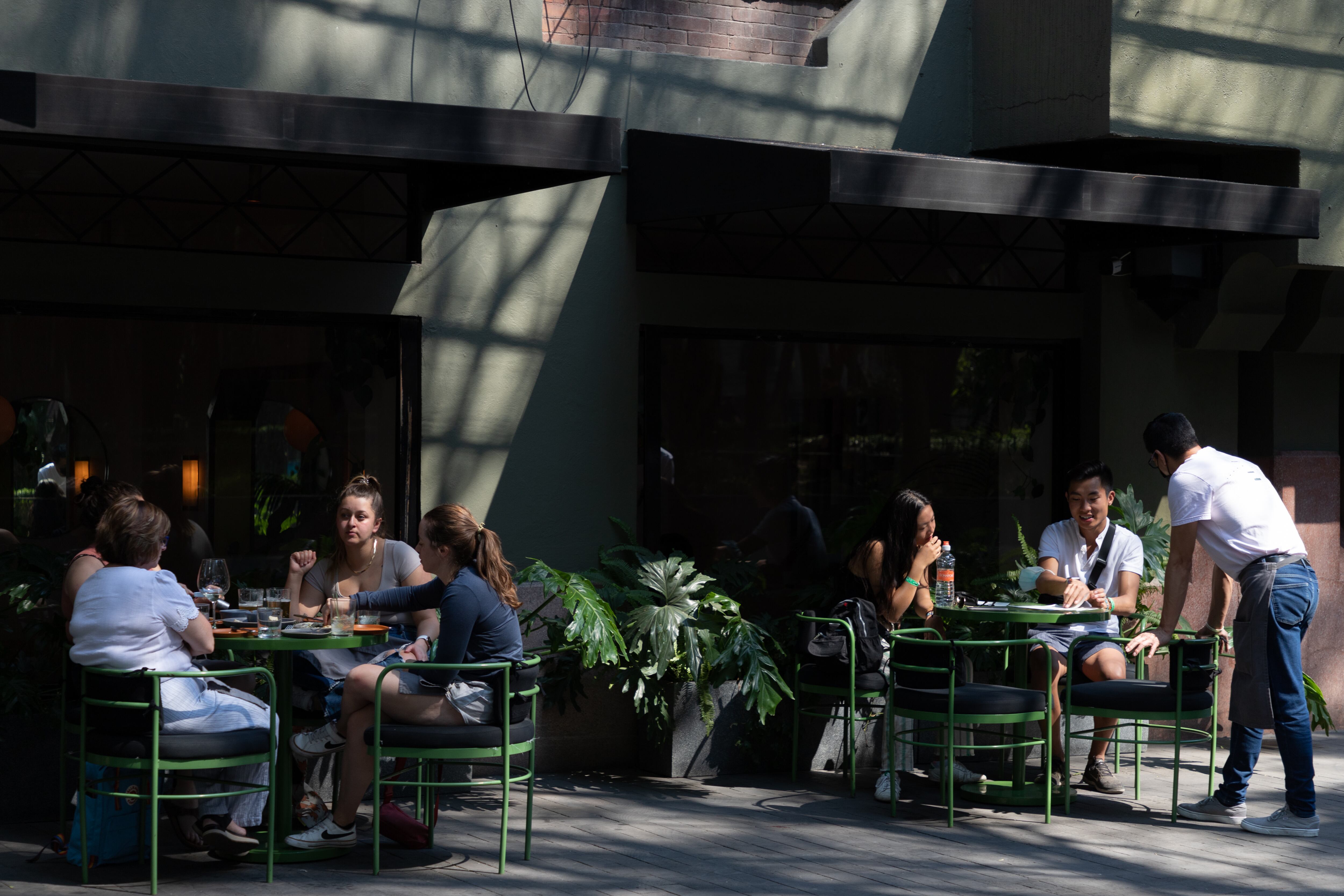 Residentes extranjeros desayunan en un restaurante de la colonia Condesa. 