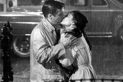 Audrey Hepburn y George Peppard en Desayuno con diamantes (Blake Edwards, 1961).