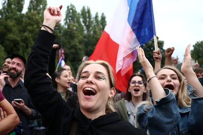 Seguidores de la Francia Insumisa celebran la victoria de la izquierda en las elecciones legislativas en las calles de París. 