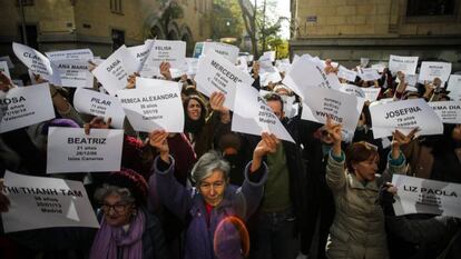 Un grupo de manifestantes exhibe carteles con los nombres de mujeres asesinadas en la concentración del pasado 25 de noviembre en contra de la violencia machista frente al Ayuntamiento de Madrid.