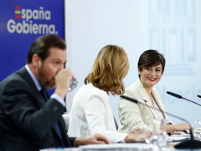 La ministra de Educación y portavoz del Gobierno, Pilar Alegría (en el centro) junto con el ministro de Transportes, Óscar Puente (a la izquierda) y la ministra de Vivienda, Isabel Rodríguez, este martes, tras el Consejo de Ministros.
