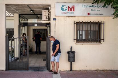 Un vecino esperando para entrar al consultorio médico de Tielmes. Los sospechosos de contagio deben ir al vecino municipio de Perales a hacerse las PCR.