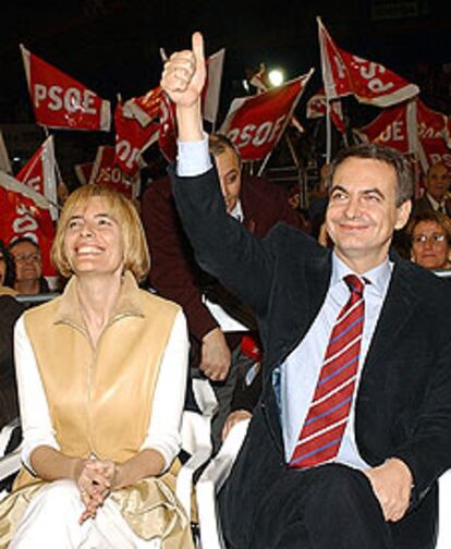 José Luis Rodríguez Zapatero, junto a su esposa, Sonsoles Espinosa, y el candidato del PSIB-PSOE al Congreso de los Diputados, Francesc Antich, saluda a sus seguidores durante el mitin que ofreció hoy en Palma. Zapatero se dirigió a los jóvenes para recordarles que hay "una gran oportunidad para pasar página y entrar en la modernidad".