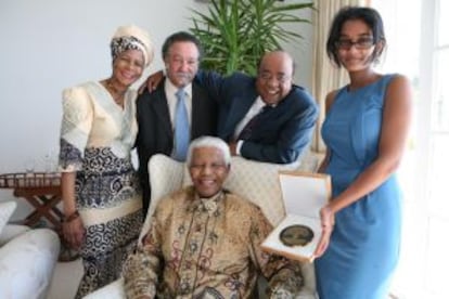 Mo Ibrahim con el presidente de Suráfrica, Nelson Mandela, y su familia.