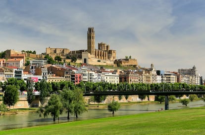 Vista del río Segre y de la ciudad de Lleida.