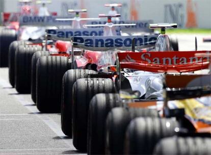 La carrera está a punto de comenzar y todos los monoplazas se sitúan en el 'pit lane' a la espera de que se apague el semáforo.