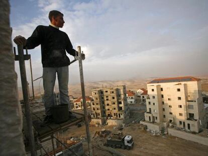 Un alba&ntilde;il palestino mira hacia los asentamientos de jud&iacute;os en Maale Adumim, cerca de Jerusal&eacute;n.