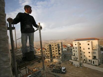 Un albañil palestino mira hacia los asentamientos de judíos en Maale Adumim, cerca de Jerusalén.
