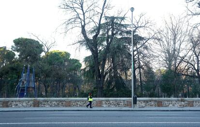 Las personas que incumplan la normativa municipal serán multadas con 90 euros, que quedarán reducidos a 45 por pronto pago. En la imagen, una controladora del SER pasa por la zona azul de la calle Menéndez Pelayo sin coches aparcados por la alerta de contaminacion.