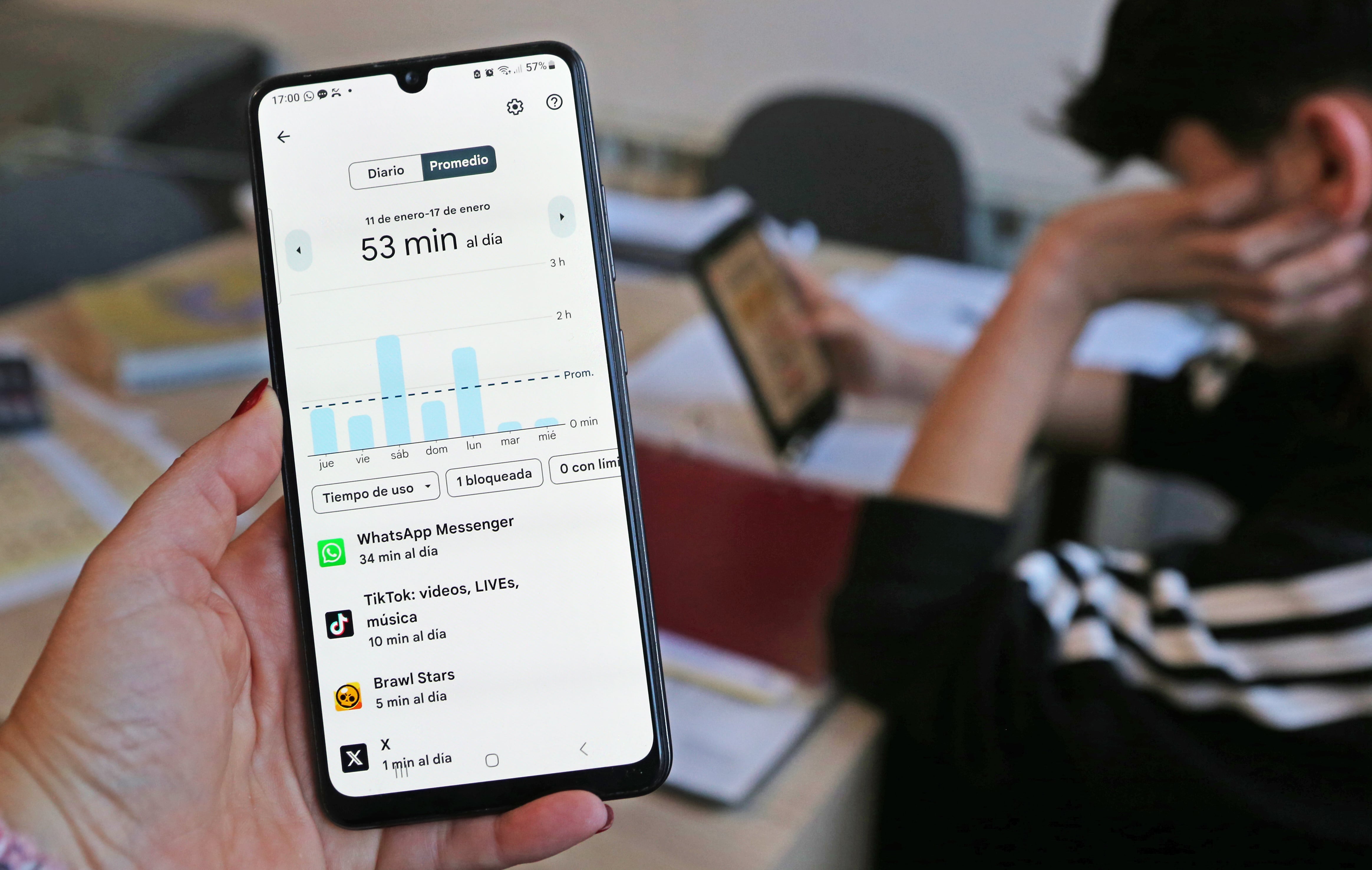 Una usuaria utiliza la aplicación Family Link, de Google, para controlar el teléfono móvil de su hijo.
