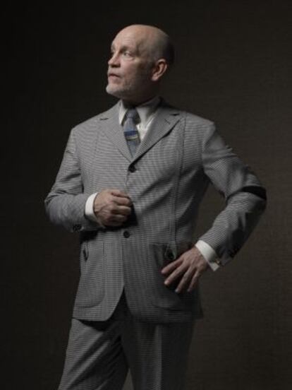 Malkovich hace de modelo para una de sus creaciones.