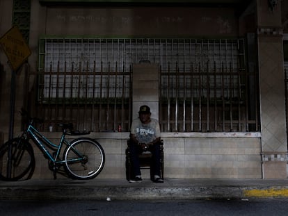 Un hombre en las calles de San juan, Puerto Rico, durante el apagón del 31 de diciembre 2024.
