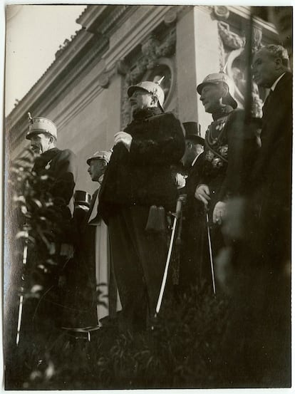 El rey con Miguel Primo de Rivera, en Barcelona en el año 1923, a la vuelta de un viaje a Italia. Imagen cedida por la editorial Galaxia Gutenberg incluida en el libro 'El rey patriota. Alfonso XIII y la nación'.
