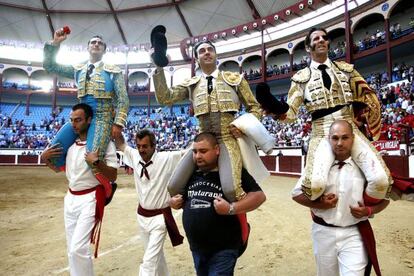 Enrique Ponce (c), Juan José Padilla (d) y David Fandilla 'El Fandi' (i) salen a hombros.