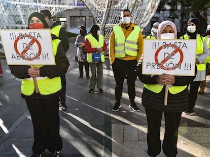 Trabajadores transfronterizos en una protesta del pasado 6 de diciembre reclamar que se les permita viajar a Marruecos para visitar a sus familias sin perder sus trabajos en Ceuta.