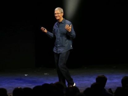 El consejero delegado de Apple, Tim Cook, durante la presentaci&oacute;n de los nuevos iPhone.