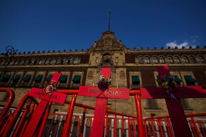 Cruces rojas con la palabra 'Justicia' frente al Palacio Nacional, colocadas en una protesta contra los feminicidios en el Zcalo de la Ciudad de Mxico, en mayo de 2022.