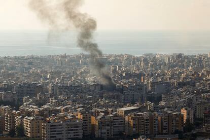 Una columna de humo se elevaba este sbado sobre Beirut tras un ataque israel.