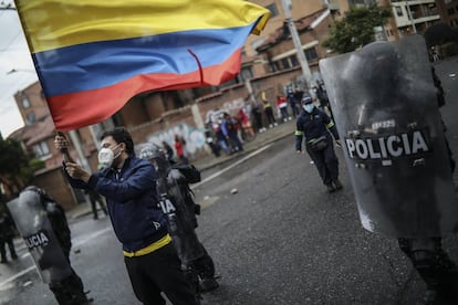 Bruselas también ha reaccionado a la crisis colombiana. El portavoz del Servicio Europeo de Acción Exterior, Peter Stano, dijo que la Unión condenaba los actos de violencia, que apuntan “contra los derechos legítimos a manifestarse, a la libertad de reunión y de expresión”.