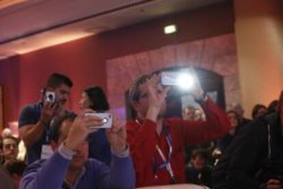 Periodistas sacan fotos con tel&eacute;fonos m&oacute;viles el 24 de febrero en el Mobile World Congress.