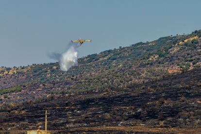 Un hidroavión participa este miércoles en las tareas de extinción del incendio forestal declarado este martes en La Estrella (Toledo).