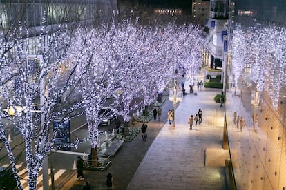 Vista general de la avenida Roppongi de Tokio (Japón) iluminada con cerca de 1,1 millones de led, el 15 de diciembre de 2017.